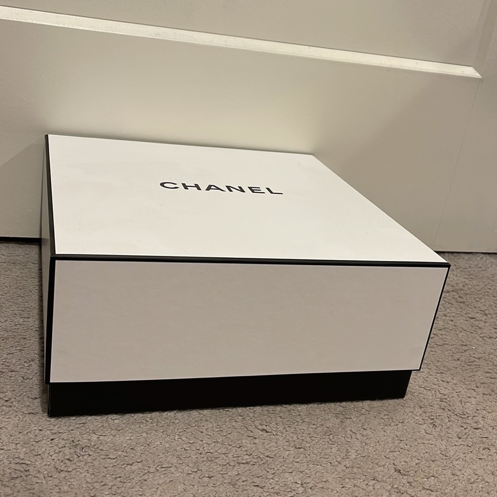 Chanel Display Box - Picture 2 of 3